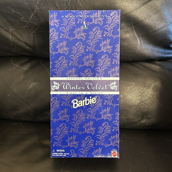 1995 An Avon Exclusive Special Edition Winter Velvet First in series Barbie - Picture 4 of 7